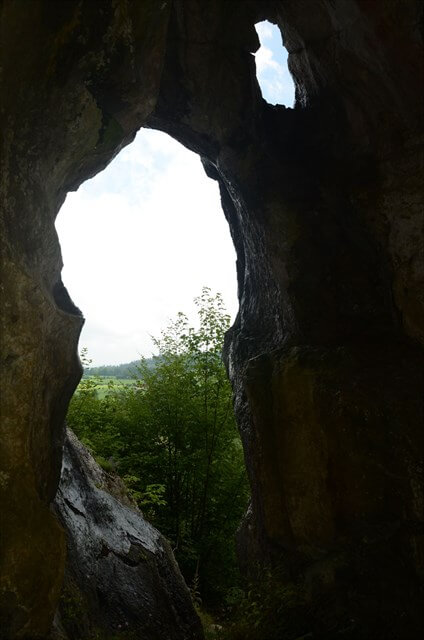 Entrée de la grotte du Mémont dans le Jura spéléologie Noa Guides