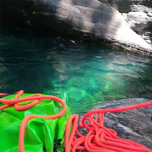 eau turquoise en canyoning rivière du doubs et du jura Noa Guides