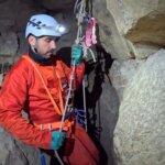 personne qui fait de la spéléo débutant dans la gotte de Balerne