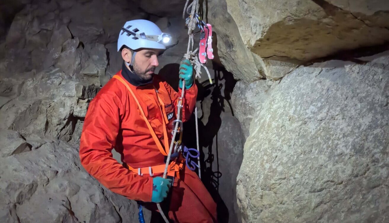personne qui fait de la spéléo débutant dans la gotte de Balerne