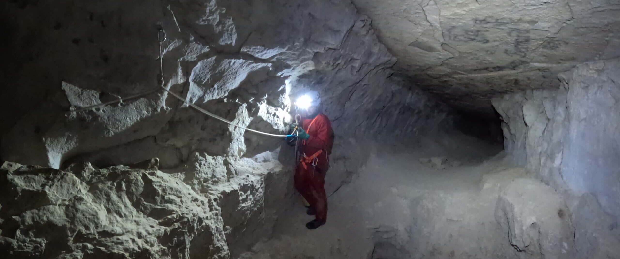 Progression dans la grotte de Belerne, Spéléo pour débutant